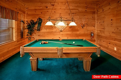 Cabin with game room and pool table - Moonshine Manor
