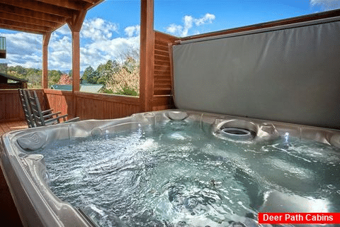 Cabin with oversize hot tub with waterfall - Moonshine Manor
