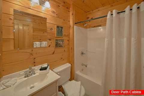 Rustic 4 bedroom cabin with 4 full bathrooms - Fishin Hole