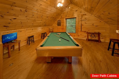 Pool table in 1 bedroom cabin game room - Git - R - Done