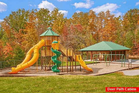 Cabin with large playground and picnic area - Lucky Break