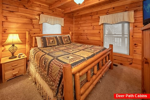 Secluded Honeymoon Cabin with Master Suite - Bearadise