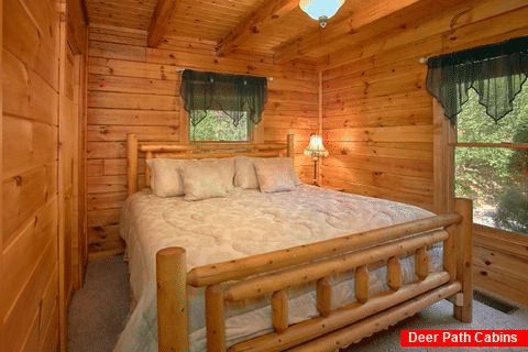Cozy Honeymoon Cabin with King Bedroom - Knotty and Nice