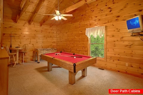 Honeymoon Cabin that Features a Pool Table - Knotty and Nice