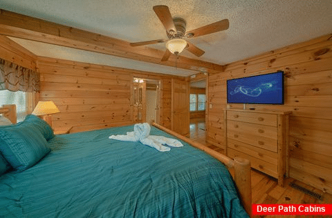 3 bedroom cabin with two private queen bedrooms - Lacey's Lodge