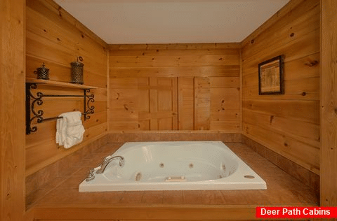 Cozy 3 bedroom cabin with private hot tub - Lacey's Lodge