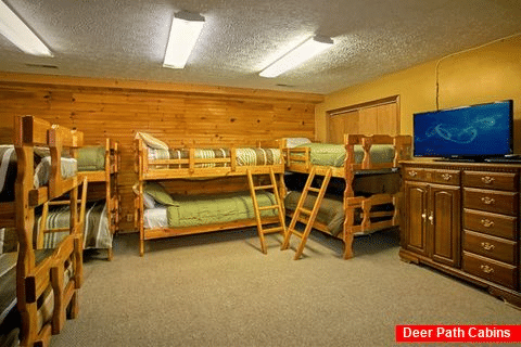 Large bedroom with 16 twin beds - Family Gathering