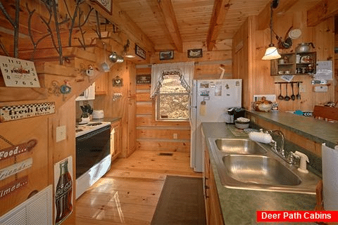 Honeymoon cabin with fully Stocked Kitchen - Sky High Hobby Cabin