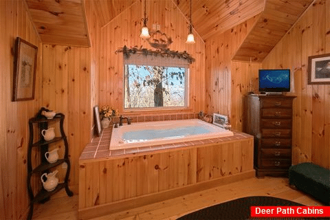 Honeymoon Cabin with Oversize jacuzzi Tub - Sky High Hobby Cabin
