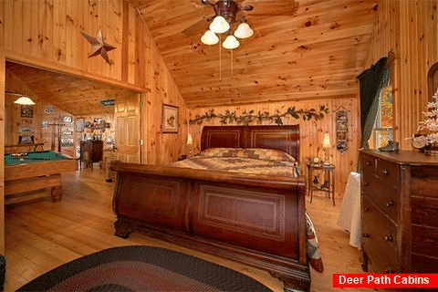 One bedroom cabin with King bed and Game Room - Sky High Hobby Cabin