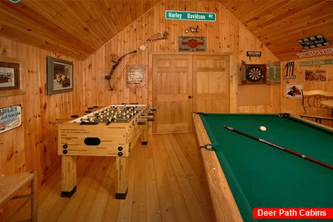 Honeymoon Cabin with Game Room and Pool Table - Sky High Hobby Cabin