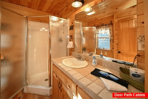 Luxury Honeymoon Cabin with 2 full Baths - Sky High Hobby Cabin