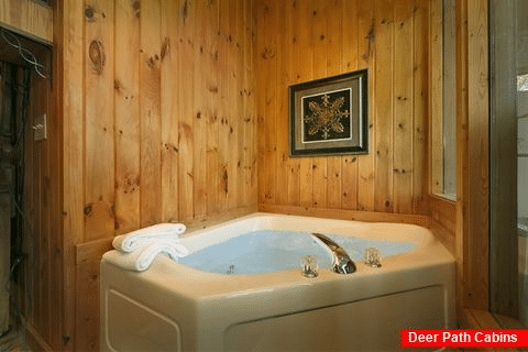 Honeymoon Cabin with King Suite and Jacuzzi - Romantic Evenings