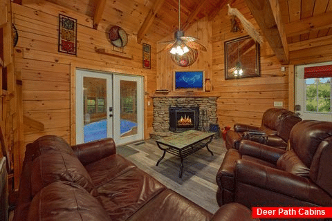 2 Bedroom Cabin with Large Fireplace and TV - The Waterlog