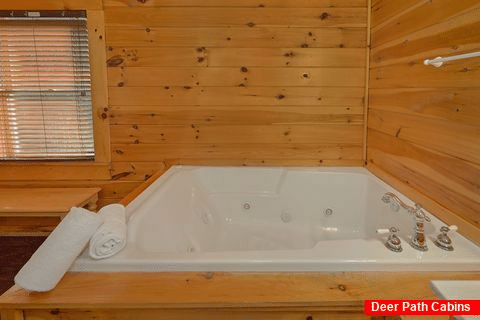 Jacuzzi Tub in Master bedroom at 4 bedroom cabin - Fishin Hole
