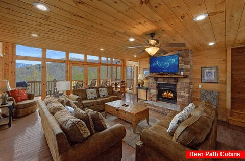5 Bedroom cabin with fireplace in living room - A Spectacular View to Remember