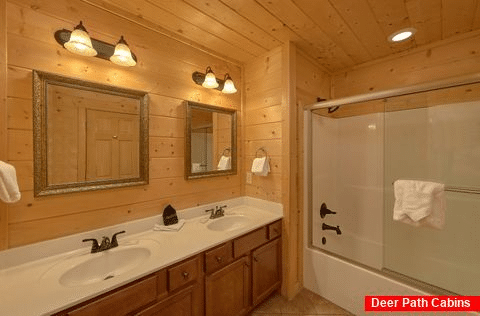 Premium Rental Cabin with 5 private bathrooms - A Spectacular View to Remember